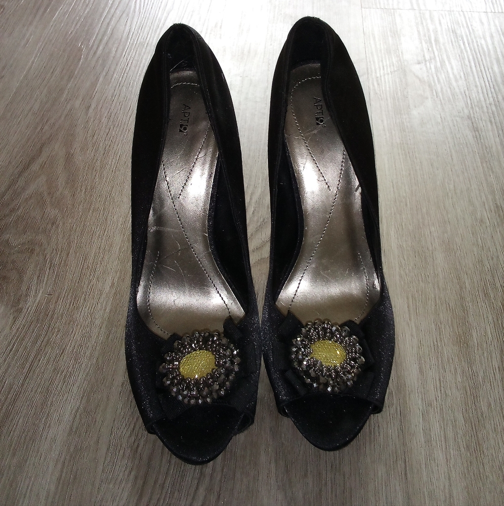 Apt. 9 Womens Black Satin w/ Silver flower emblem open toe high heel Shoes S 10